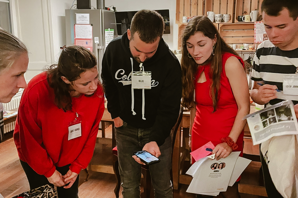 photo représentant des joueurs fêtant un anniversaire à la maison
