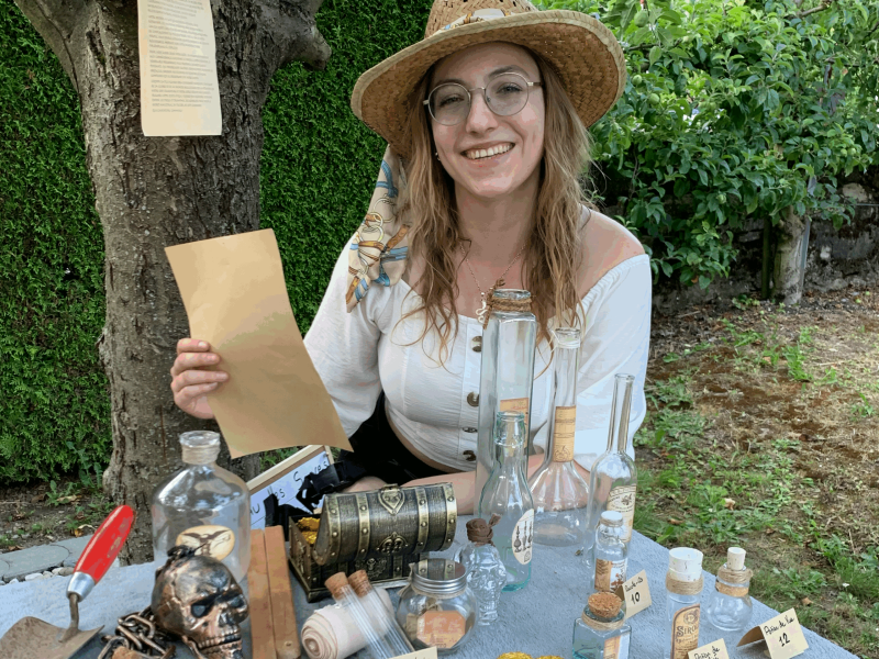 L'image montre Amandine Evard, la fondatrice et animatrice de Diversi0n, une agence événementielle proposant des murder party à domicile.