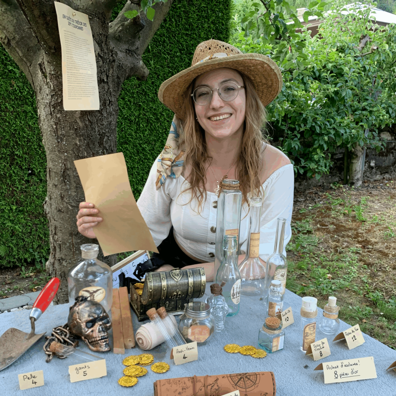 L'image montre Amandine Evard, la fondatrice et animatrice de Diversi0n, une agence événementielle proposant des murder party à domicile.