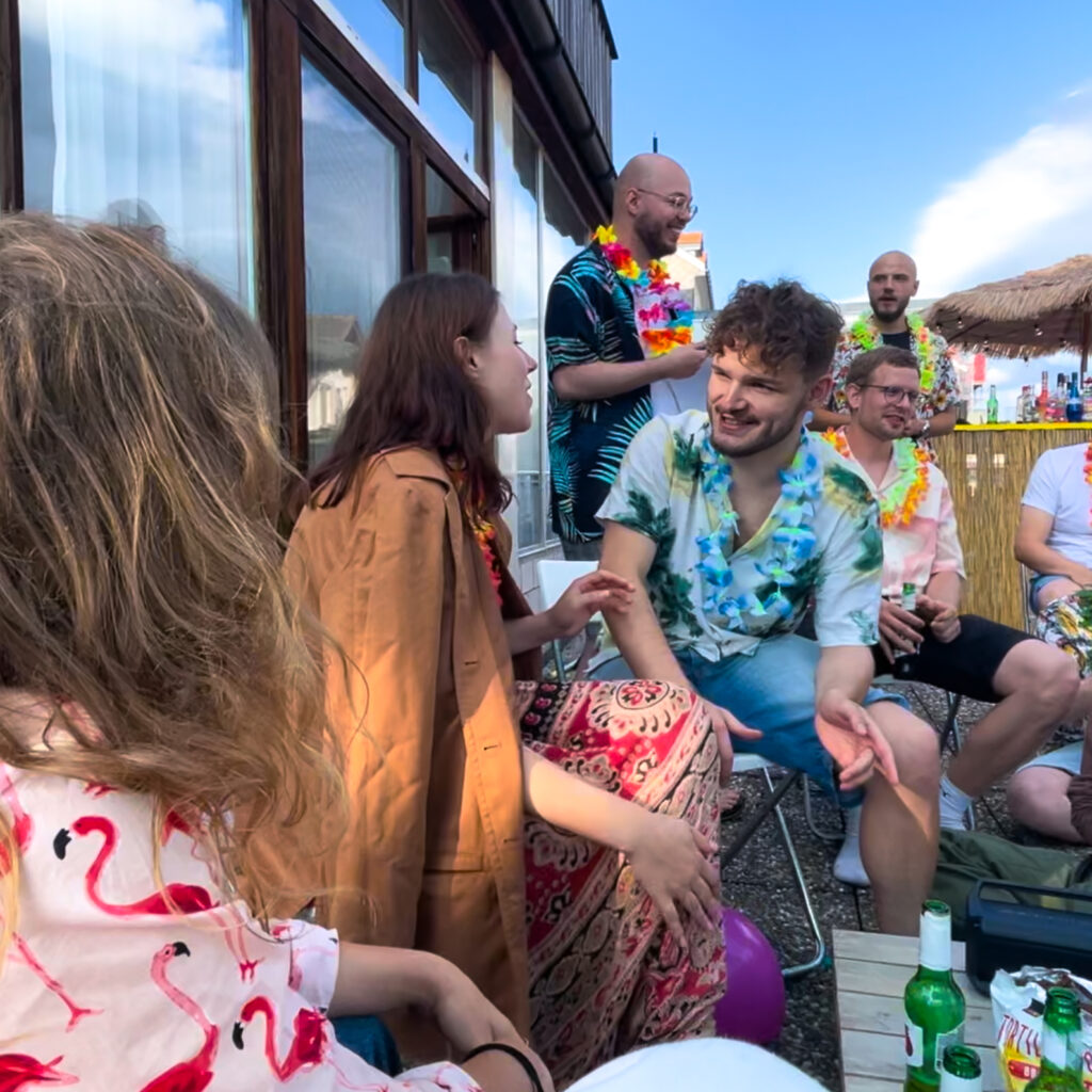 Groupe d'amis portant des colliers de fleurs participant aux épreuves du Grand Archipel.