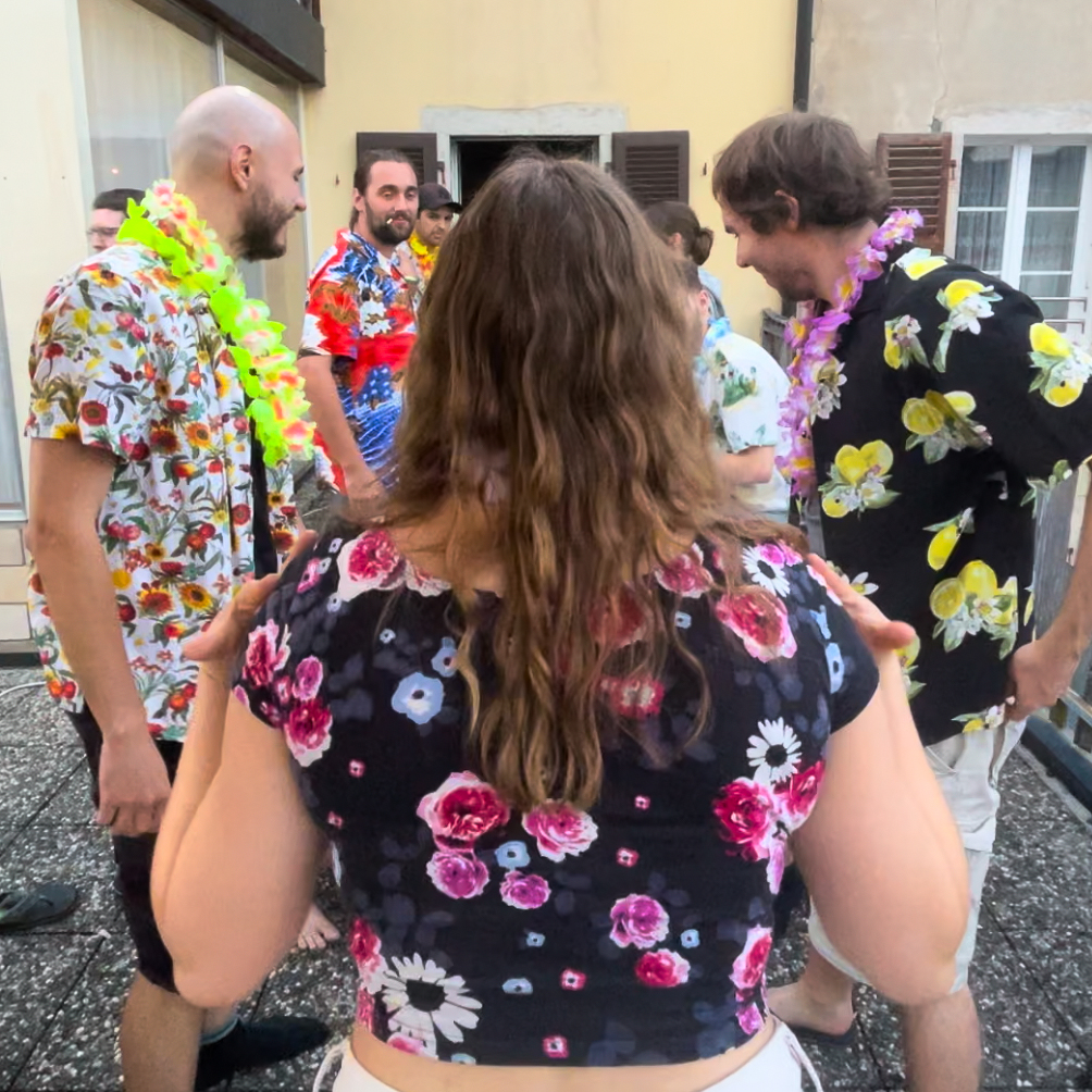 Équipe d'aventuriers en chemises hawaïennes créant leur cri de guerre pour souder le clan.