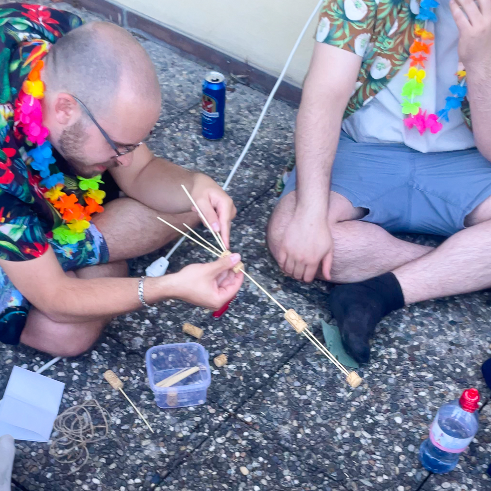 Construction de mini-radeaux avec des bouchons et des bâtons, l'épreuve finale du Jugement des Flots.
