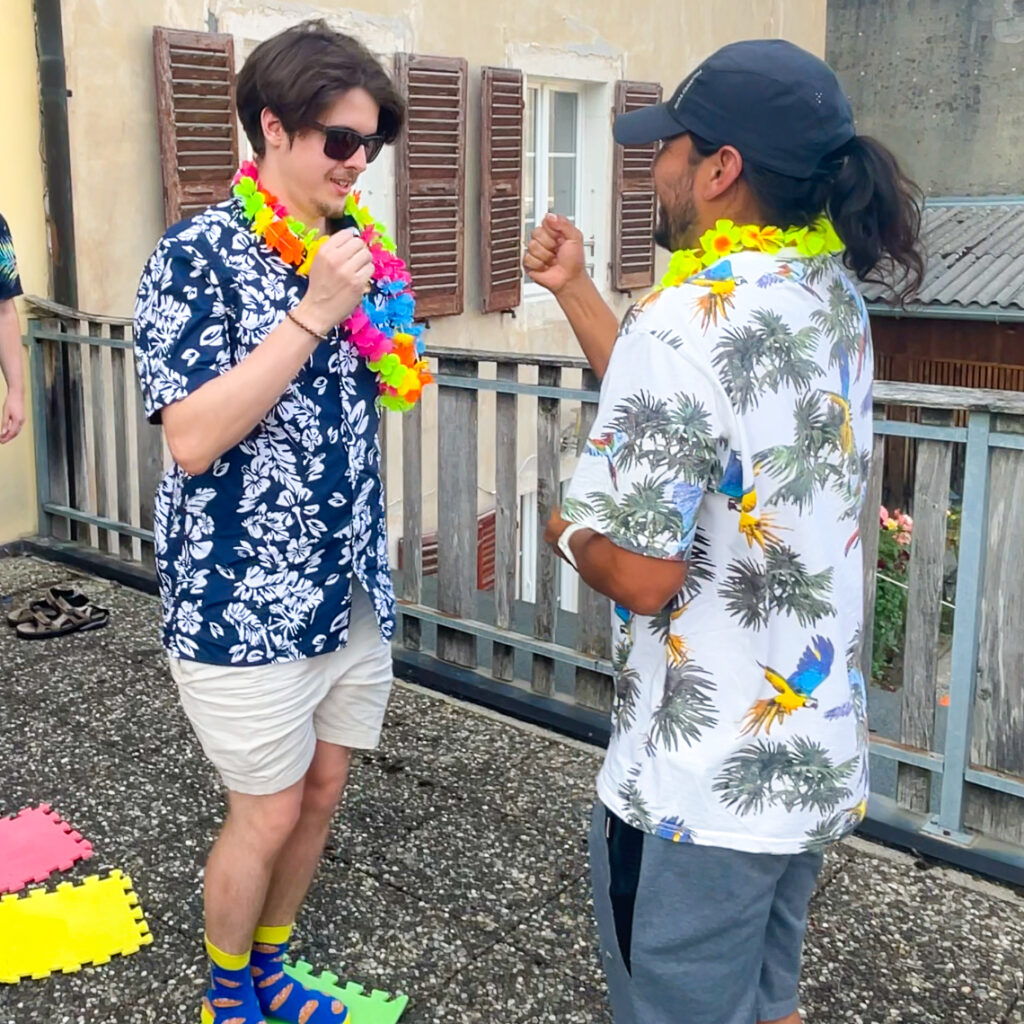 Duel entre deux aventuriers lors d'une épreuve de joute mêlant agilité et réflexion.