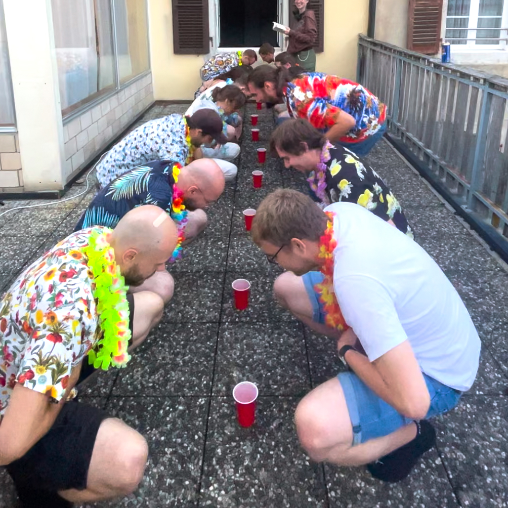 Épreuve de vitesse et de réflexes lors des olympiades de jardin.