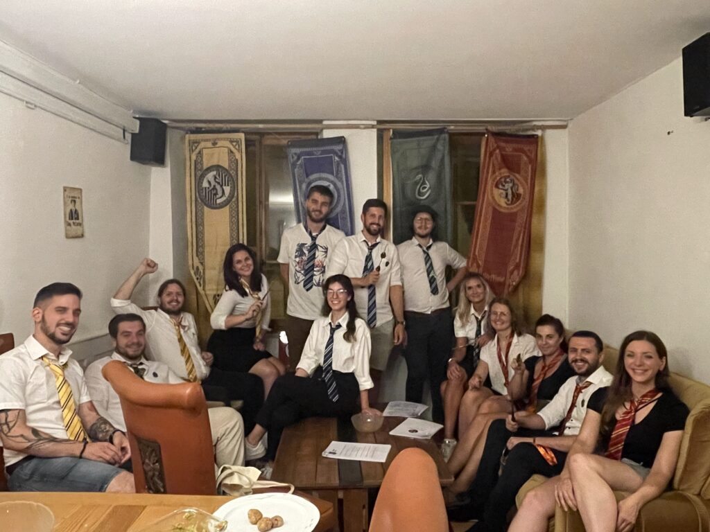 Groupe d'amis s'amusant déguisés pour un EVJF/EVG dans le Jura.