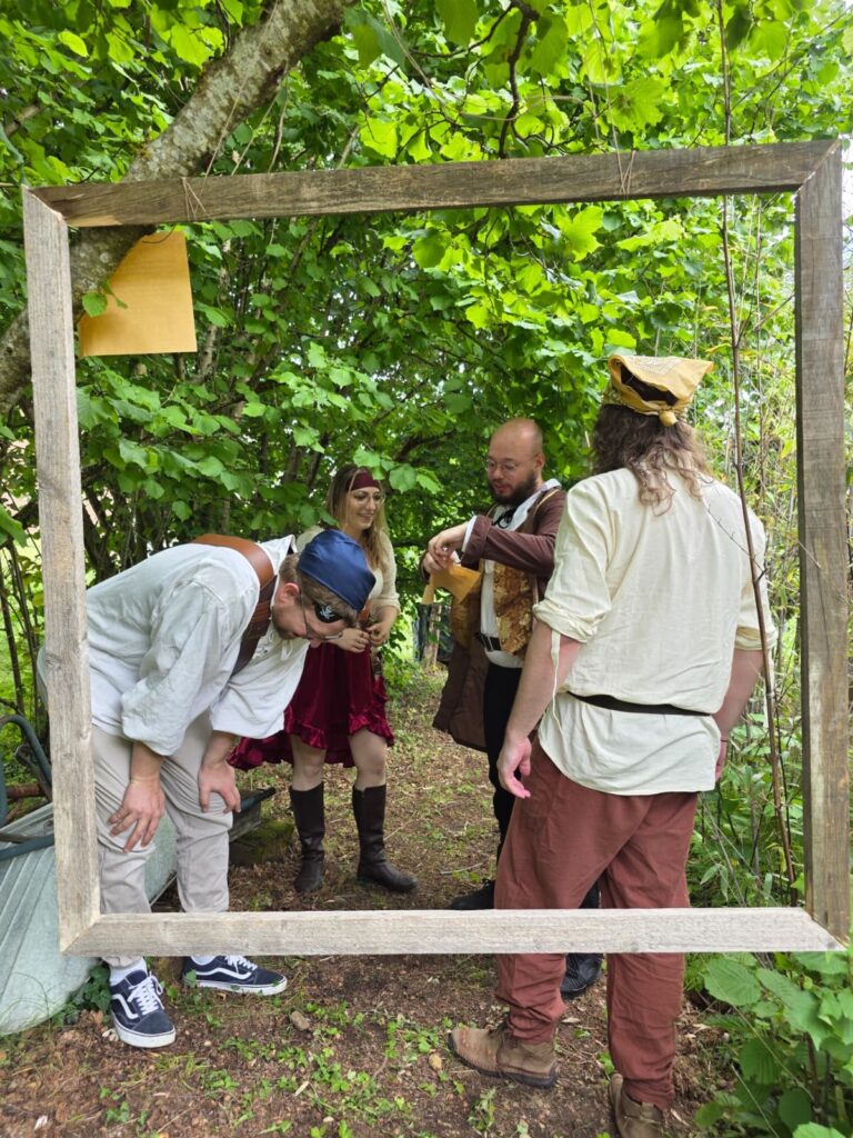 Groupe d'EVJF/EVG s'amusant dans un jardin dans le centre-ville de Lausanne.