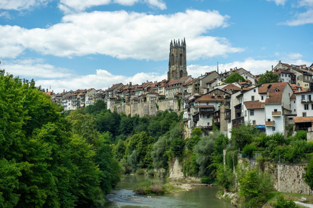 Panorama du bourg médiéval de Fribourg, décor idéal pour une activité Murder Party et team building