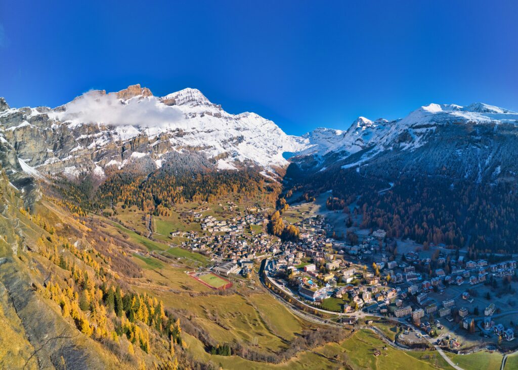 Paysage alpin du canton du Valais accueillant des animations Murder Party en chalet et hôtel
