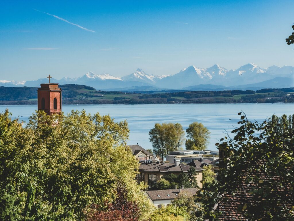 Rives du lac de Neuchâtel et vue sur la catédrale pour un jeu de rôle détective et Murder Party
