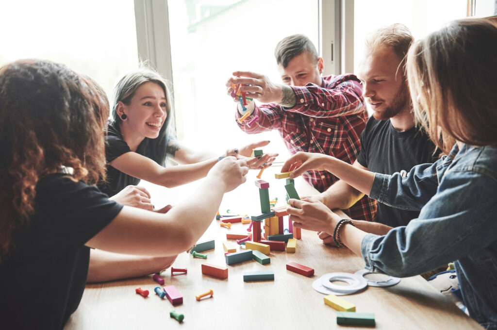 Participants pour un jeu de rôle et d'énigmes d'anniversaire dans un chalet en Valais.