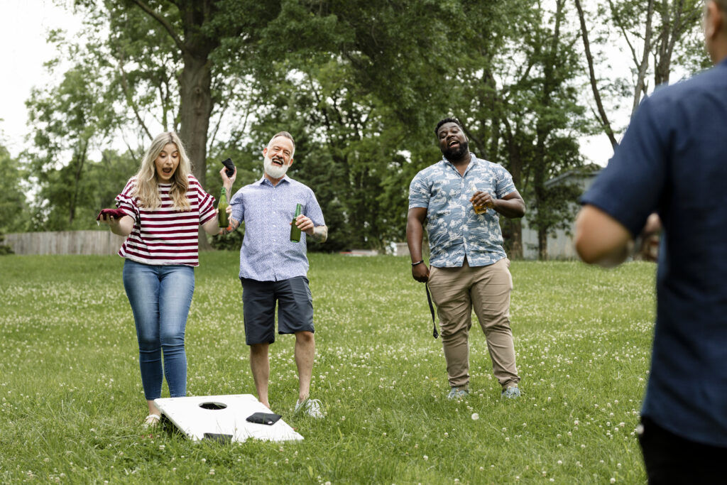 Participants jouant à des olypiades grandeur nature dans un parc à Genève pour un anniversaire