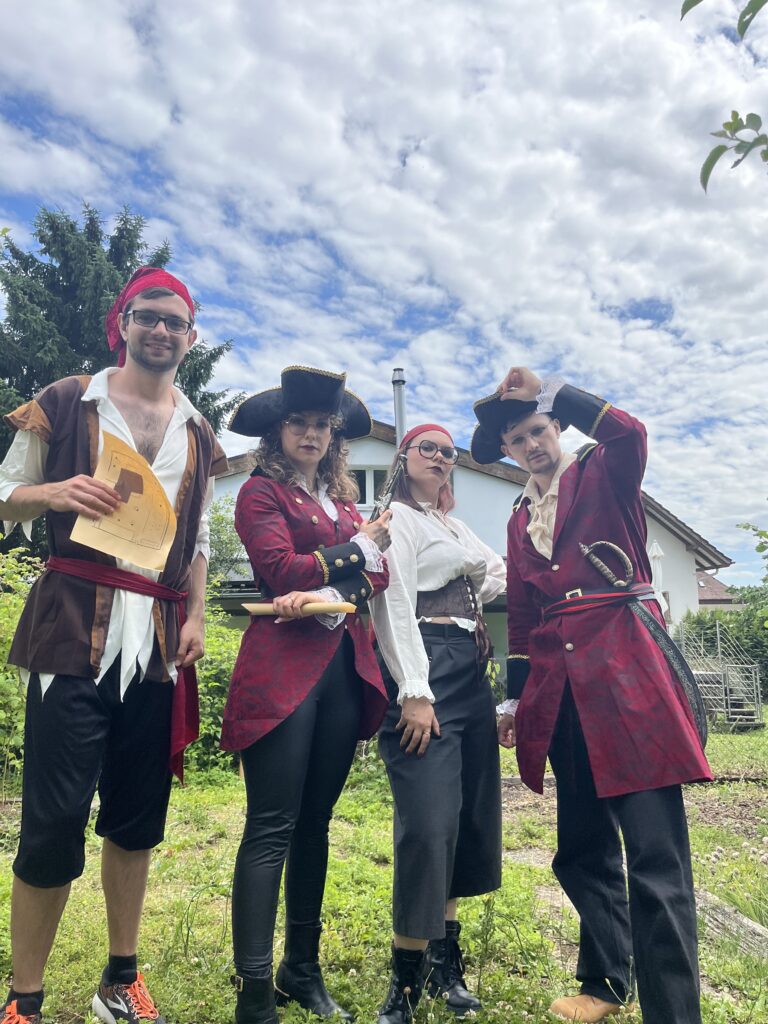 Amis partageant un moment convivial lors d'une course au trésor pirate d'anniversaire à Neuchâtel.