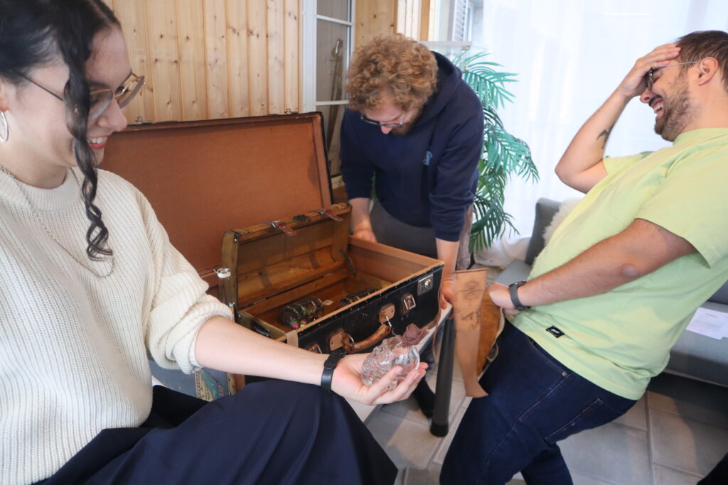 Groupe d'amis participant à un jeu d'enquête d'anniversaire dans un gîte au cœur du Jura.